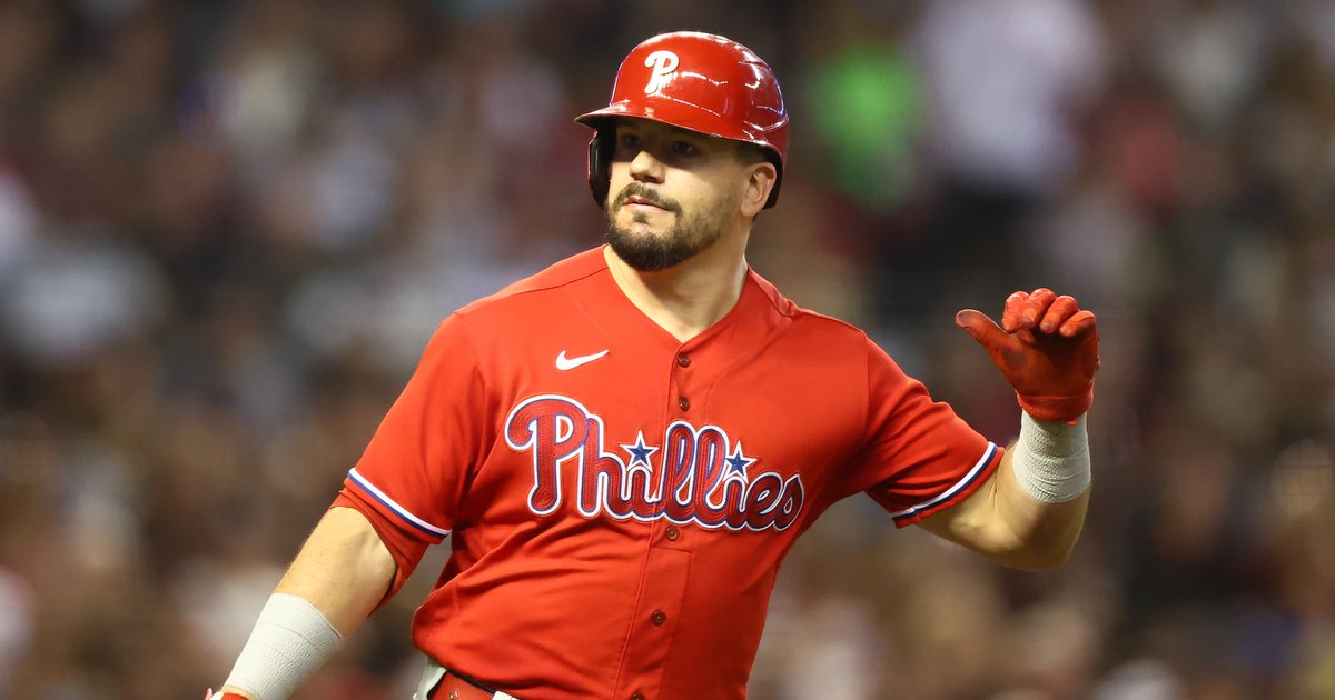 Phillies' Kyle Schwarber steals second in World Series, gifts free