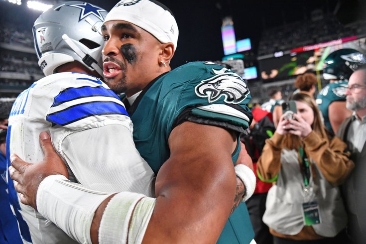 Jalen-Hurts-Dak-Prescott-Hug-Eagles-Cowboys-Nov-2023-NFL.jpg