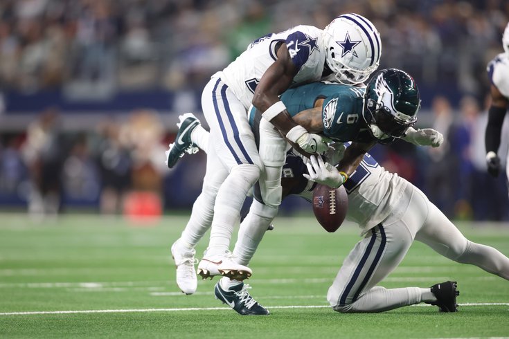 DeVonta-Smith-Fumble-Eagles-Cowboys-Week-14-NFL-2023.jpg