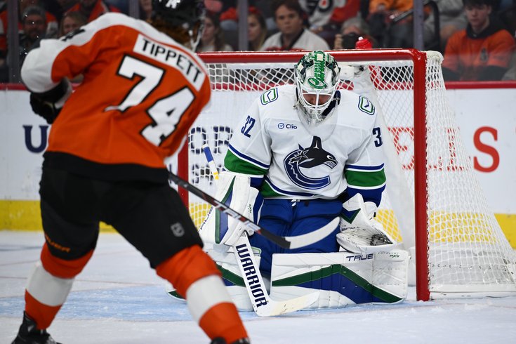 Owen-Tippett-Flyers-Canucks-Kevin-Lankinen-Save-10.19.24.jpg