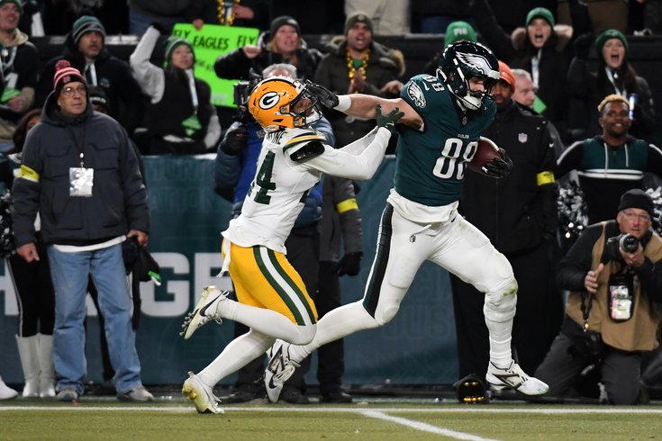 Dallas Goedert Eagles Packers Stiff Arm