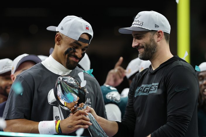 Jalen-Hurts-Nick-Sirianni-Trophy-Super-Bowl-59-2025.jpg