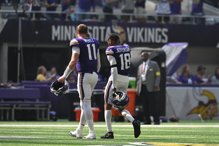 101625CarsonWentzJustinJefferson