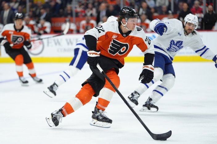 Christian-Dvorak-Flyers-Leafs-11.1.25-NHL.jpg