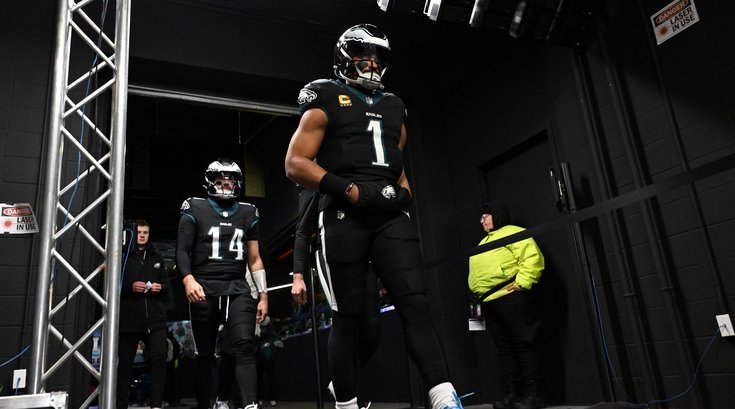 Jalen-Hurts-Eagles-Tunnel-Walk-Week-13-NFL-2025.jpg