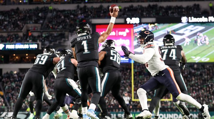Jalen-Hurts-Throw-Eagles-Bears-Week-13-NFL-2025.jpg