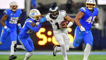 Jalen-Hurts-Scramble-Eagles-Chargers-Week-14-NFL-2025.jpg