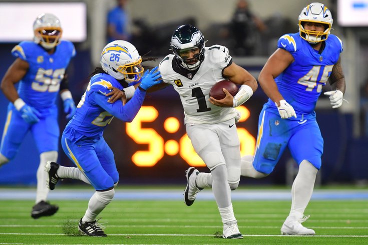 Jalen-Hurts-Scramble-Eagles-Chargers-Week-14-NFL-2025.jpg