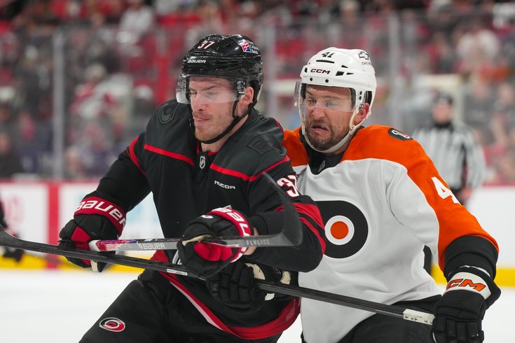 Luke-Glendening-Flyers-Hurricanes-Game-1-NHL-Playoffs-2026.jpg