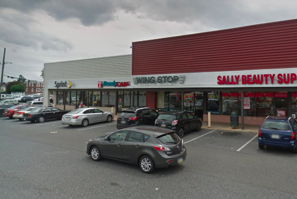 2020年11月29日，一名53岁的男子据称试图抢劫费城东北部的一家Wing Stop店时，遭到致命枪击。警方表示，嫌疑人是被一名进入商店的顾客开枪打死的，他持有合法许可的枪支。(photo:PhillyVoice)