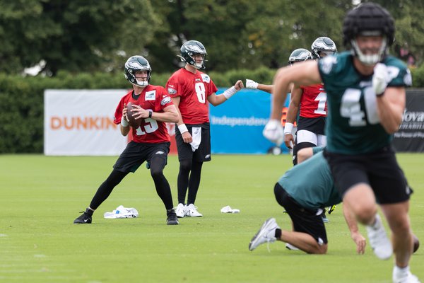 Reid-Sinnett-Eagles-training-camp_072722_74.jpg