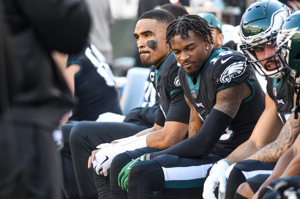 Jalen_Hurts_bench_Eagles_Giants_1226211_Kate_Frese61.jpg