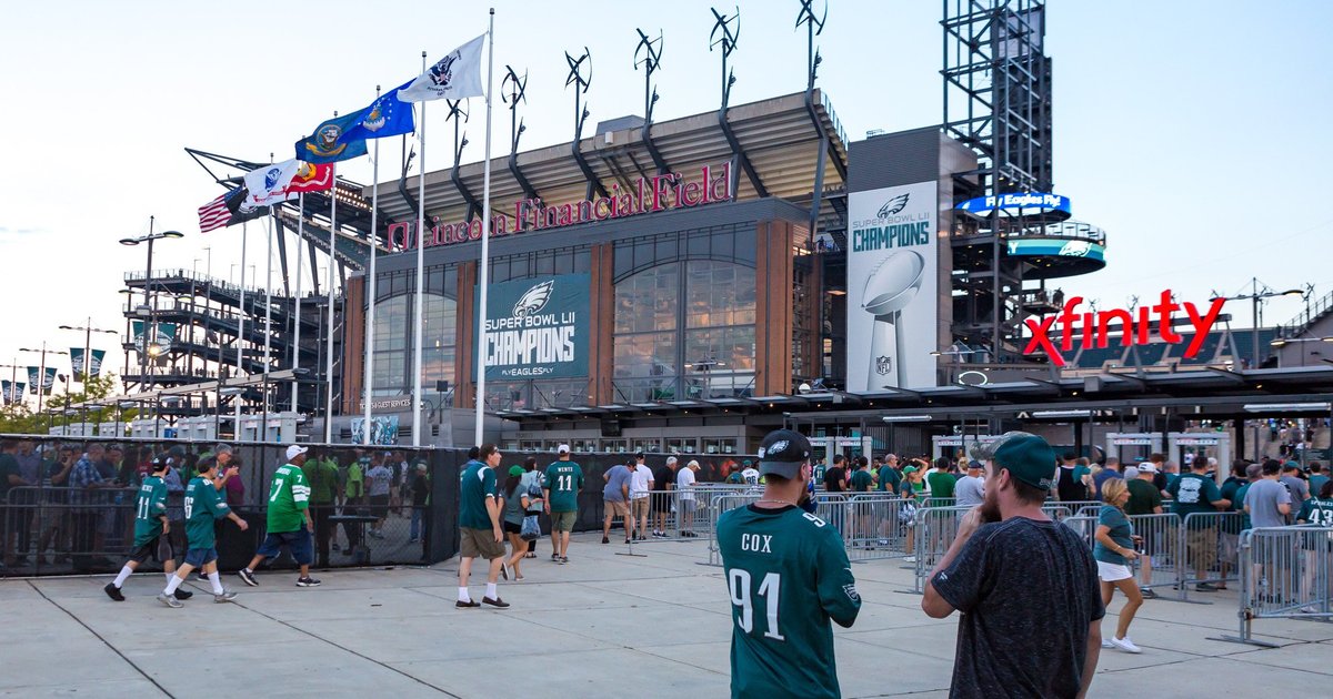 Fan wearing Cowboys jersey to Eagles practice told to remove it or leave