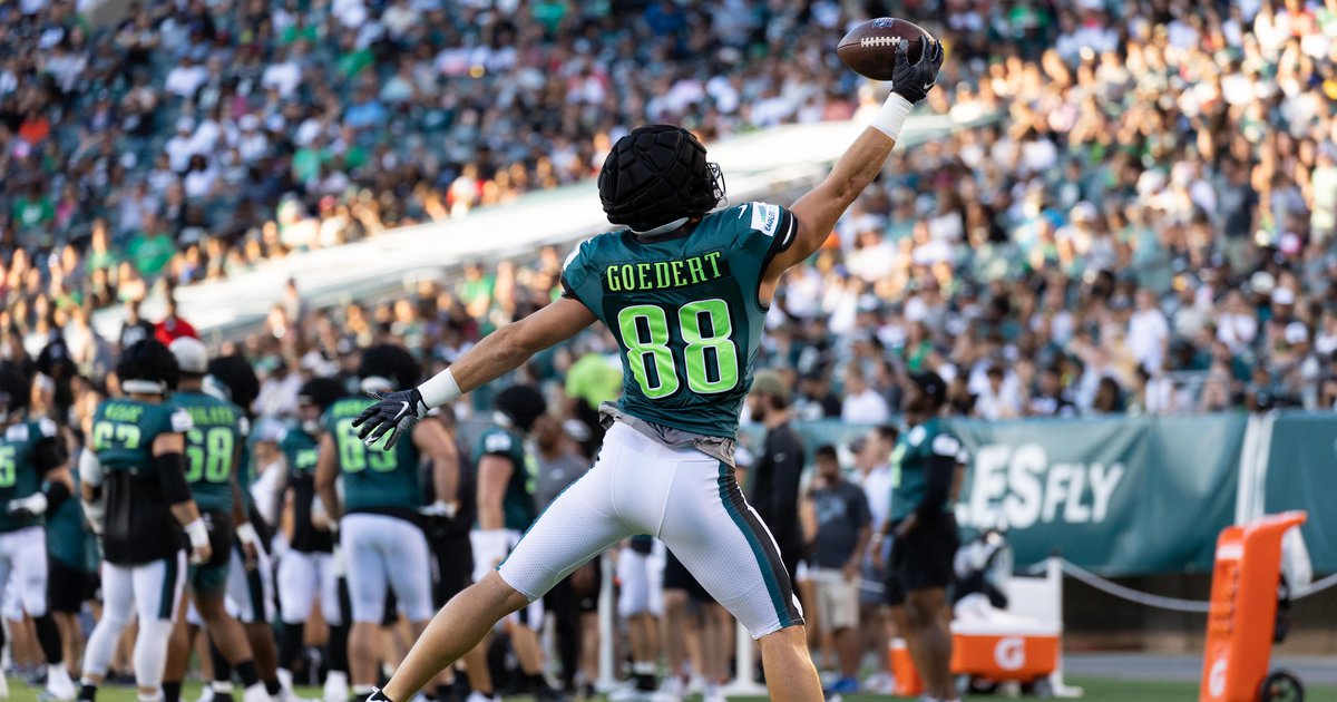 Fan wearing Cowboys jersey to Eagles practice told to remove it or leave