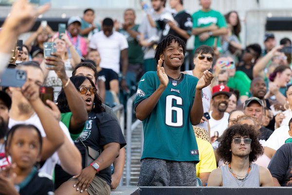 Fans Eagles Open Practice 080722 Claggett
