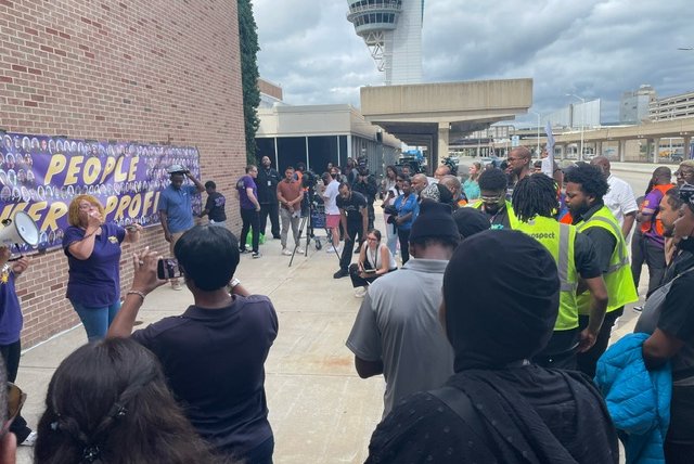 Airport workers rally