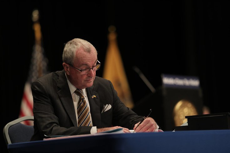 新泽西州州长菲尔-墨菲周二签署了该州为期九个月的预算案，使之成为法律。(photo:PhillyVoice)