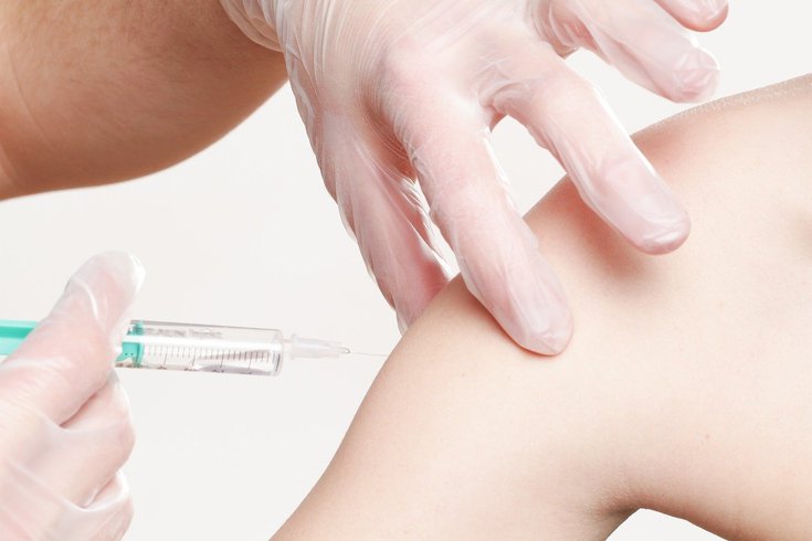 新泽西州州长菲尔-墨菲说，虽然不会强迫任何人接受COVID-19疫苗，但该州强烈鼓励所有居民在疫苗上市后服用疫苗。(photo:PhillyVoice)