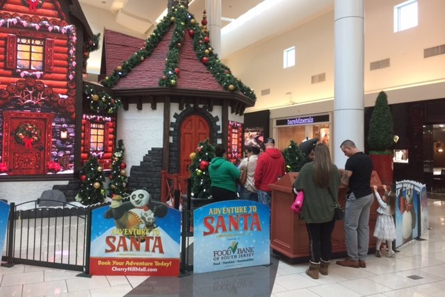 Santa Cherry Hill Mall