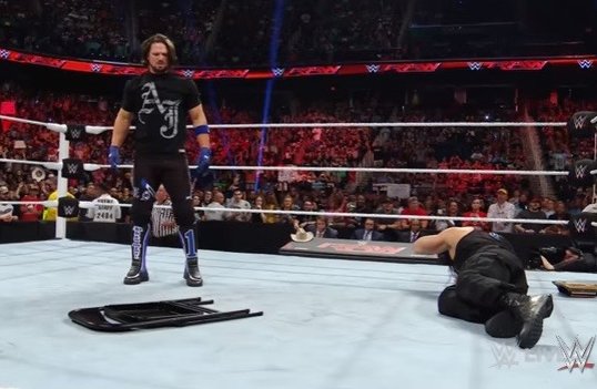 052016_stylesreigns_WWE