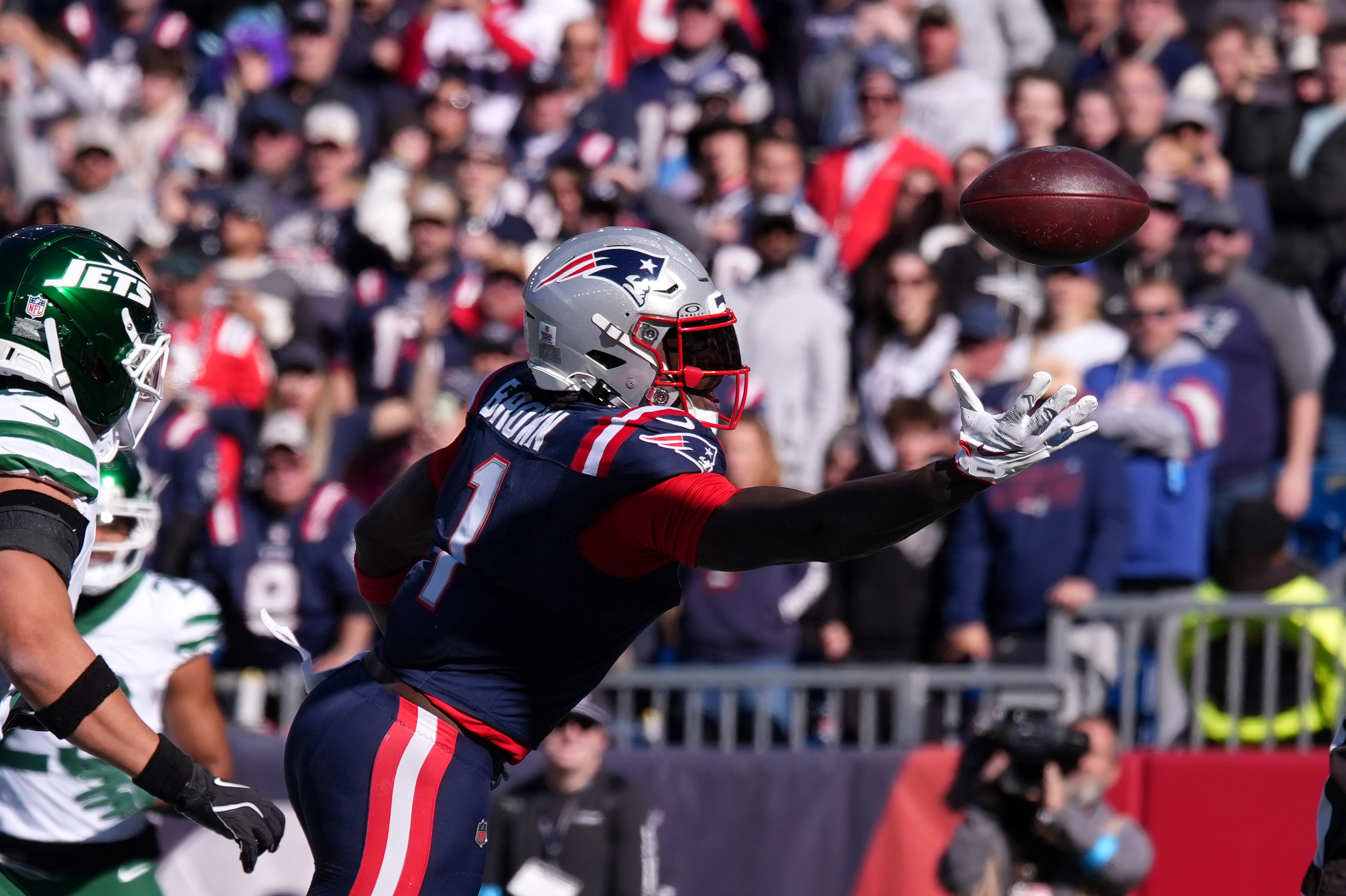 Checking in on recent former Eagles: A.J. Brown can't catch, Cam Jurgens can't get healthy