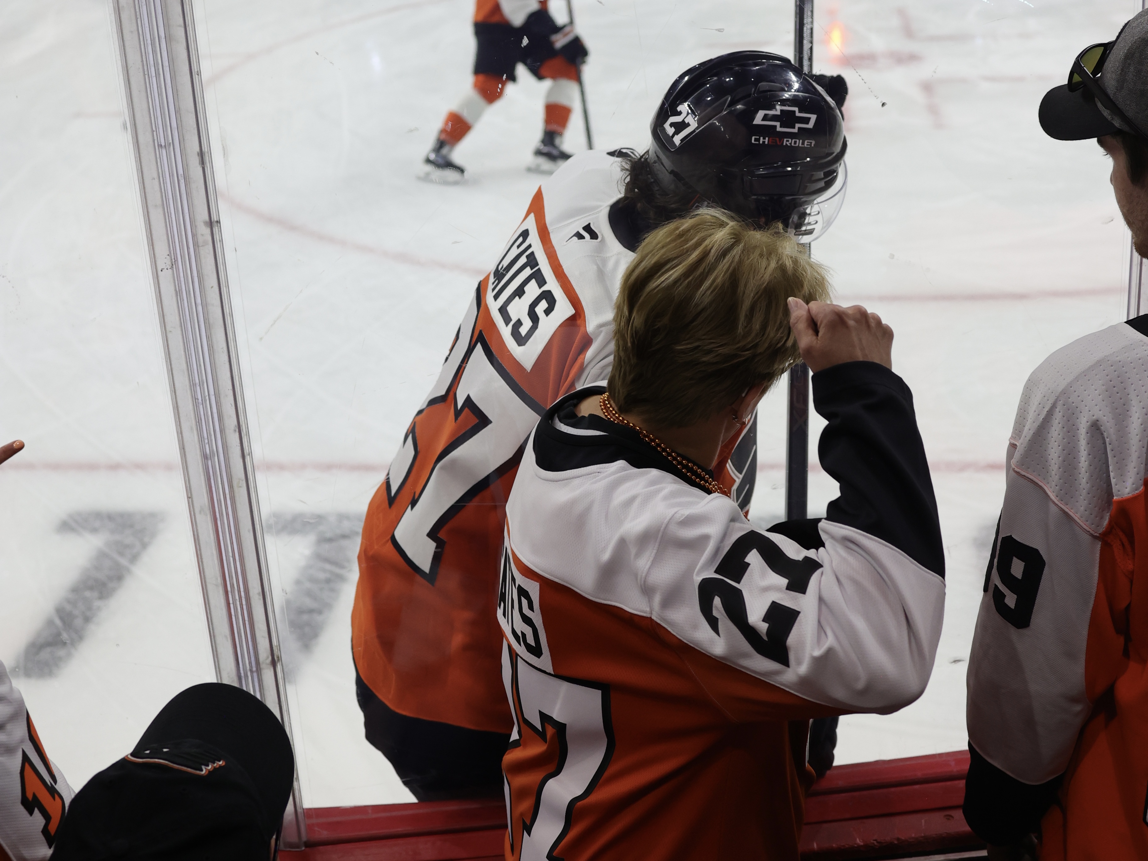 How a Flyers fan became a part of Noah Cates' warmup routine