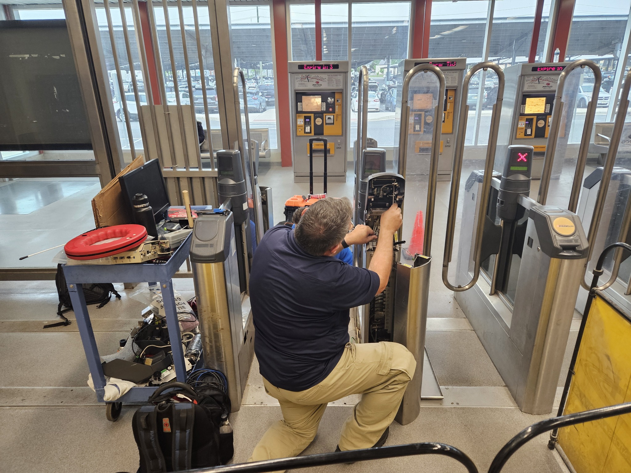 PATCO installs gates to test tap-to-pay system at each station