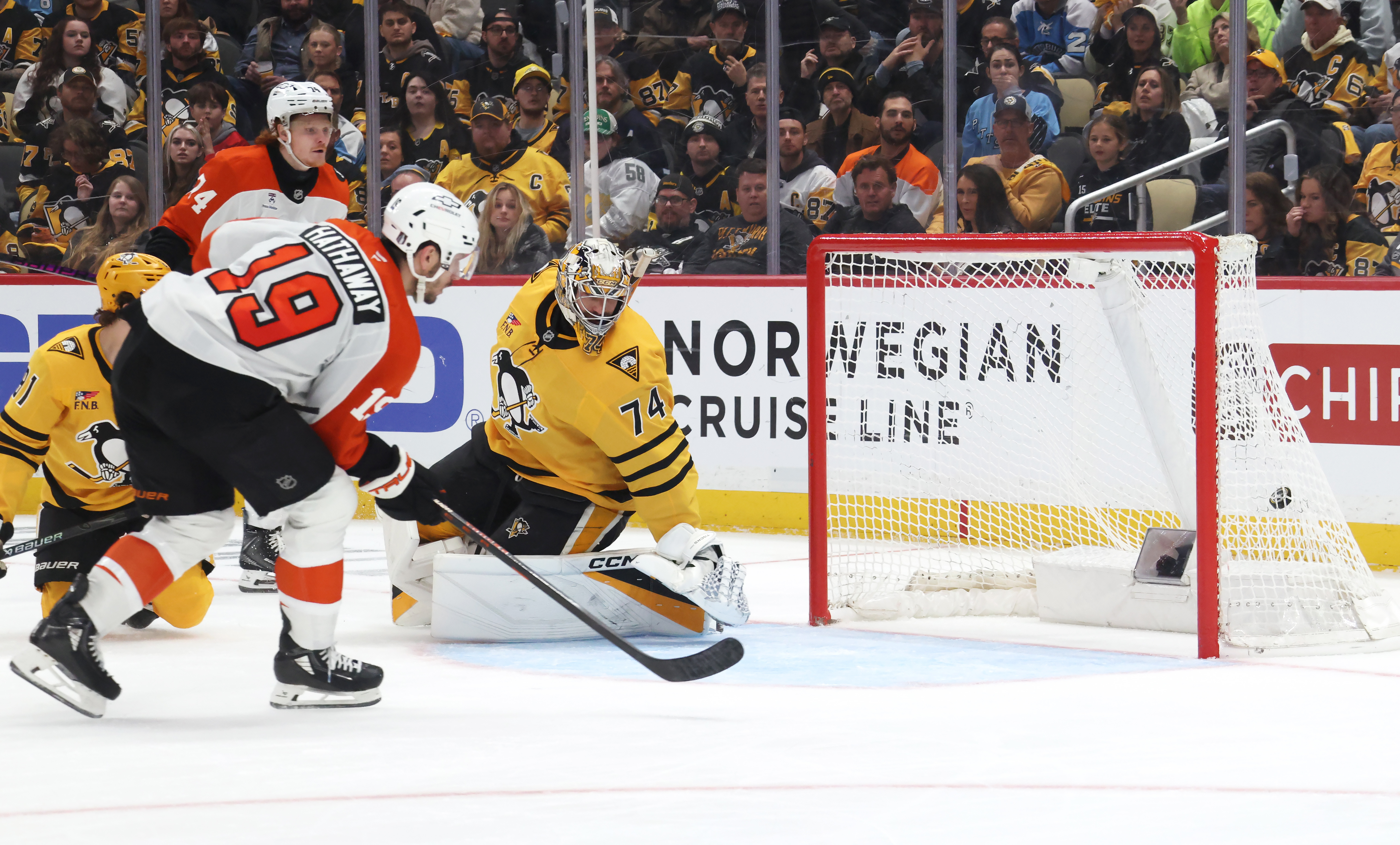 Flyers shut out Penguins in Game 2, bringing playoff series back to Philly with commanding 2-0 lead