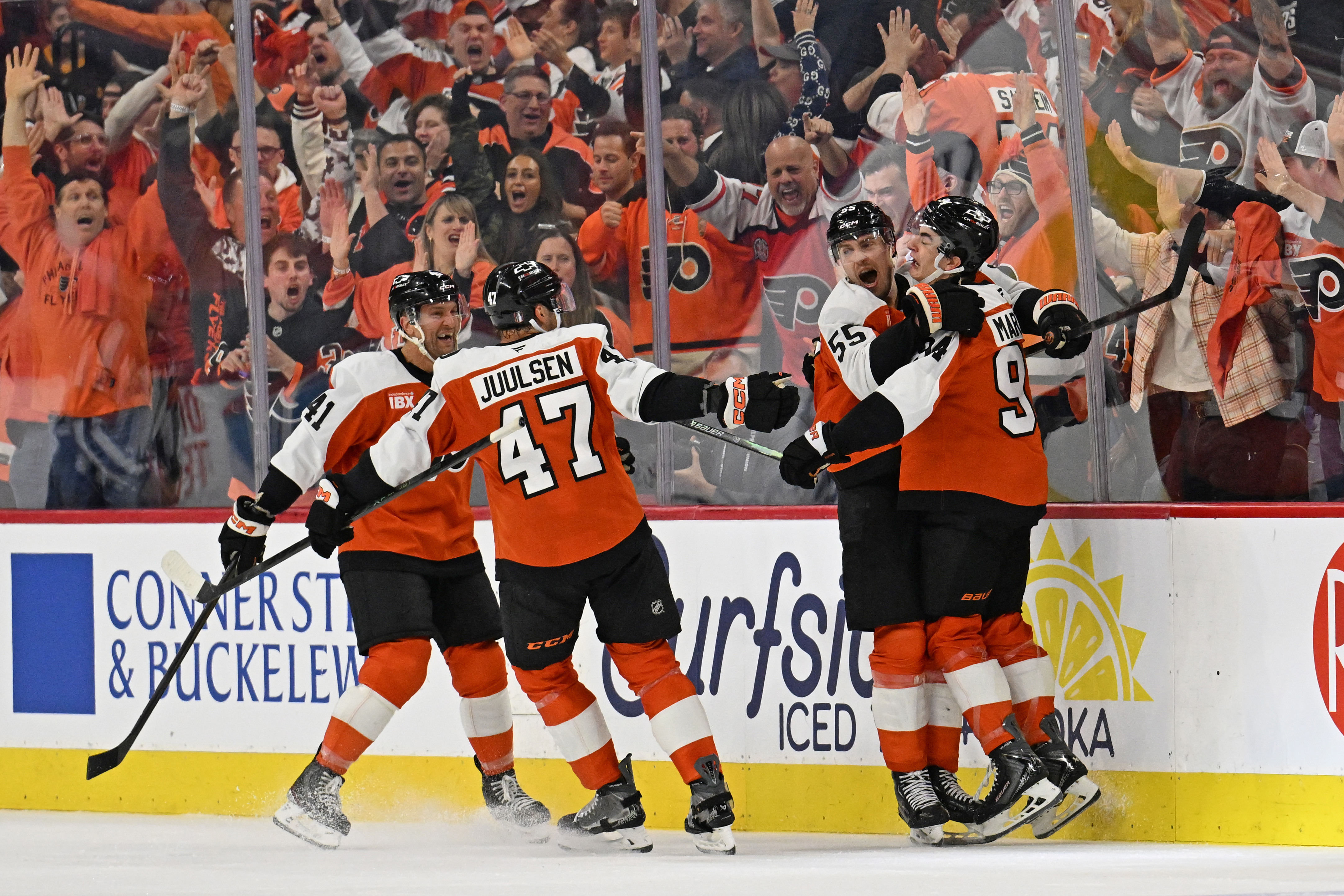 Flyers crush Penguins, 5-2, in Philly's grand welcome back to the playoffs