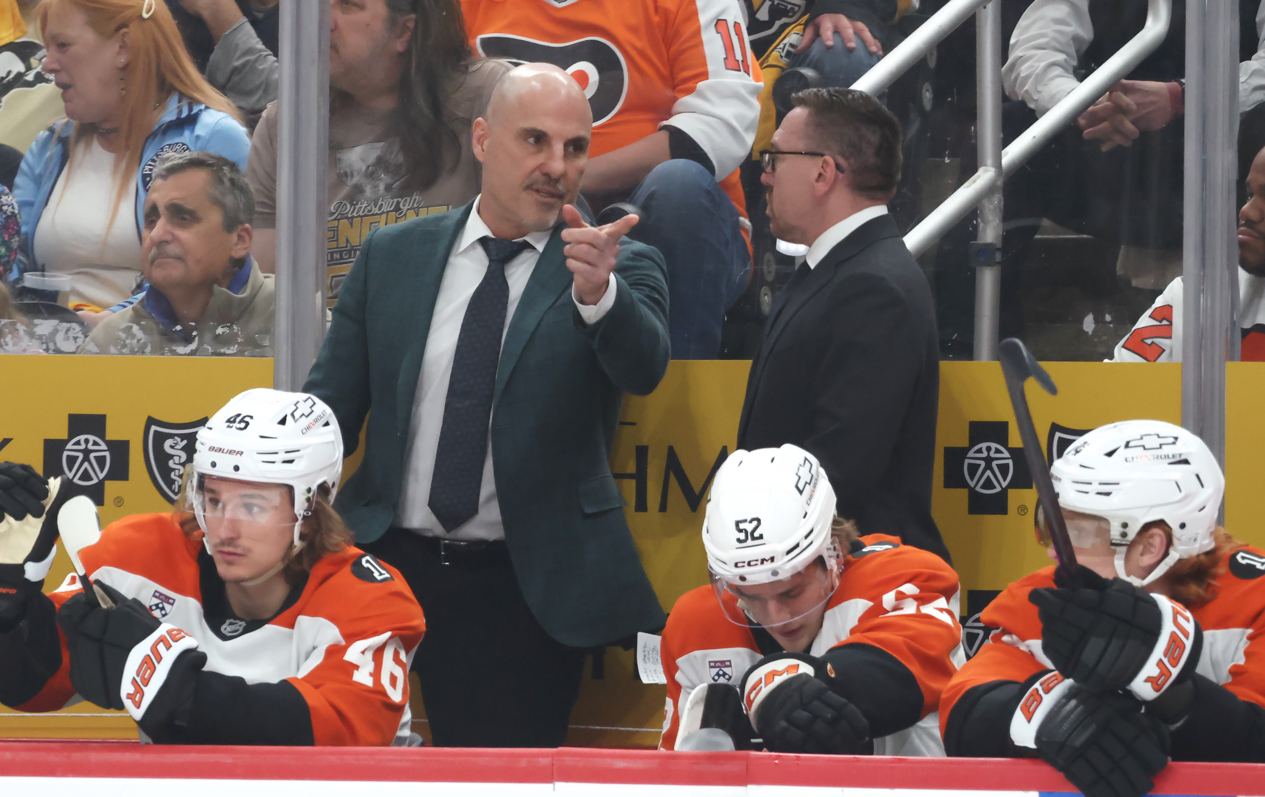 Flyers fall to Penguins on odd bounce, pushing series back to Philly for Game 6