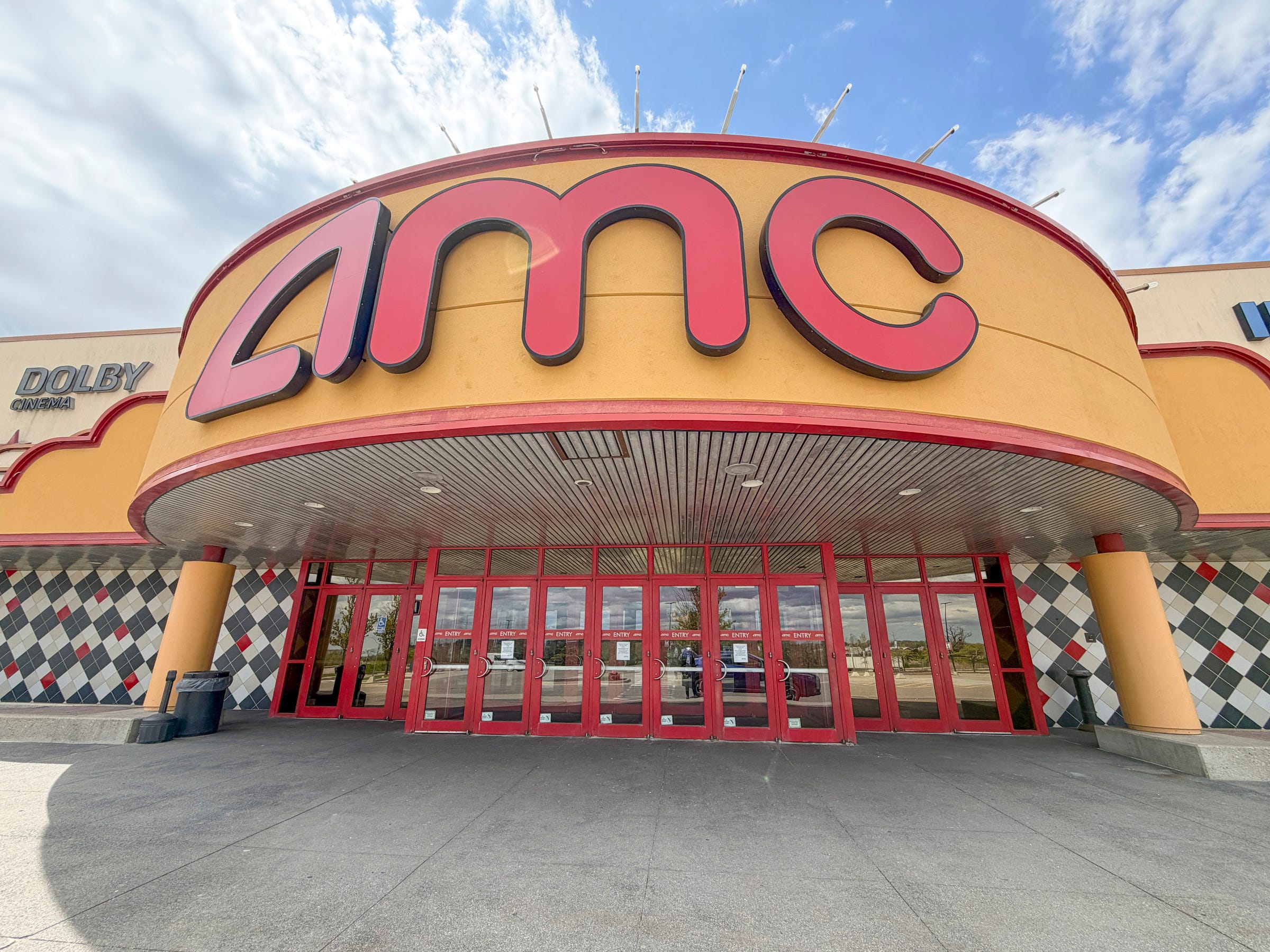 N.J. lawmakers consider letting more movie theaters sell booze